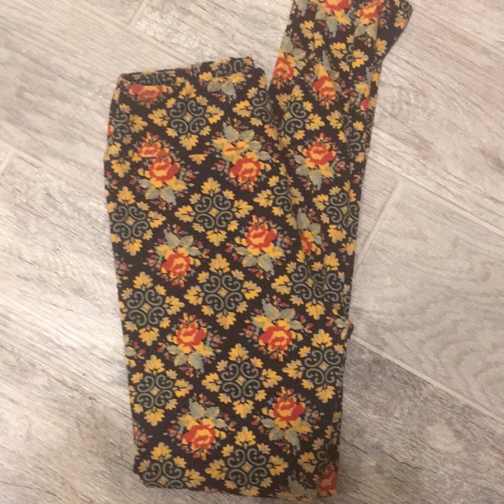 Lularoe one size fits all leggings